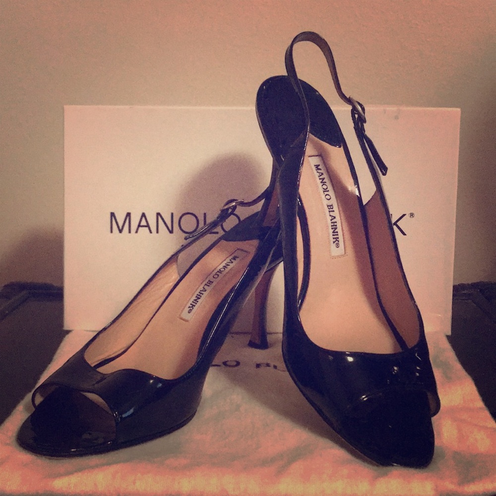 Black pumps